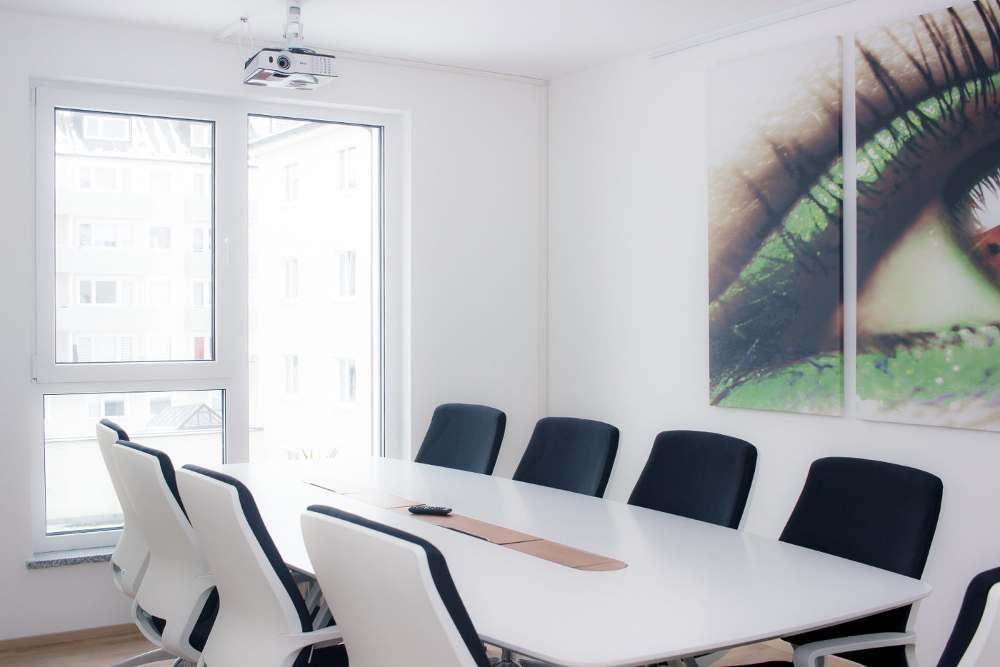 Modernen Konferenzraum mieten – Büroservice von MailboxNow für professionelle Meetings