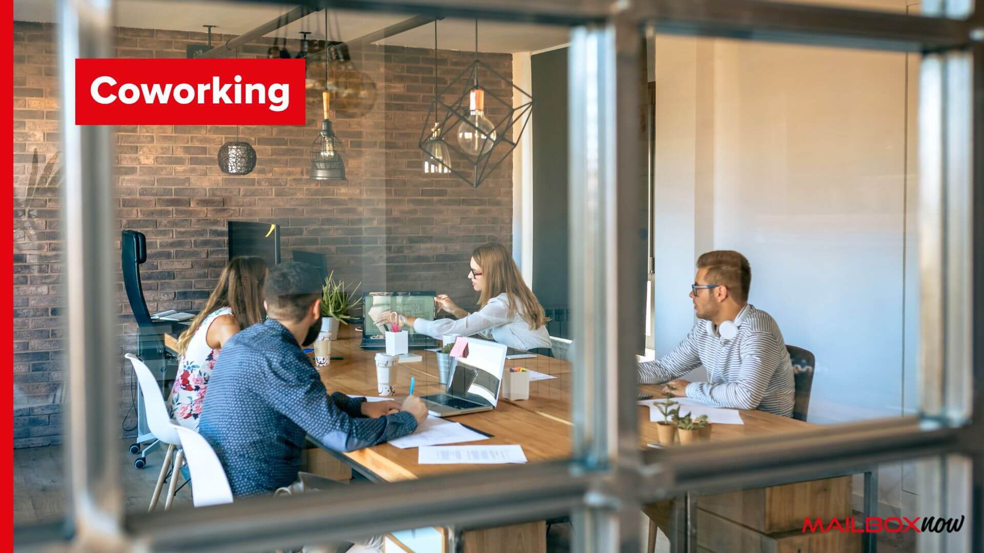 Drei Junge Menschen arbeiten im Coworking Space